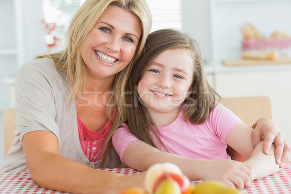 Mädchen Sitzung mum Küche Obst Stock foto © wavebreak_media