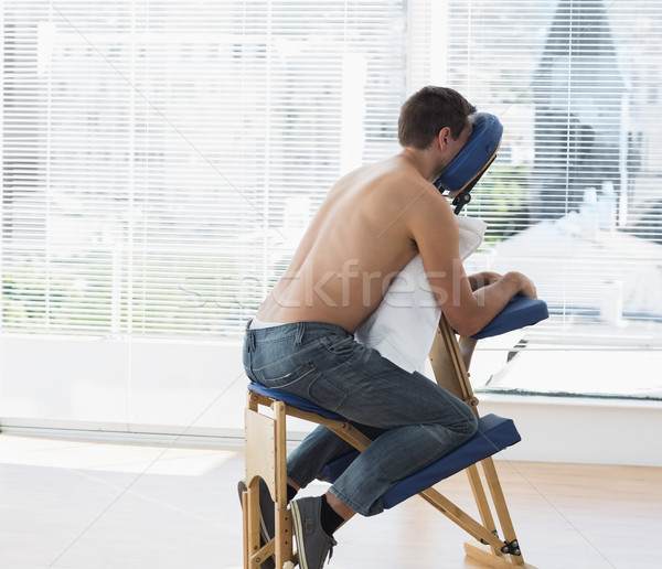 Pacjenta posiedzenia masażu krzesło szpitala półnagi Zdjęcia stock © wavebreak_media