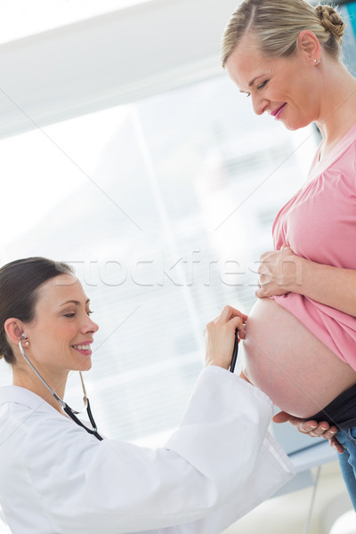 Médico examinar estómago mujer embarazada femenino clínica Foto stock © wavebreak_media