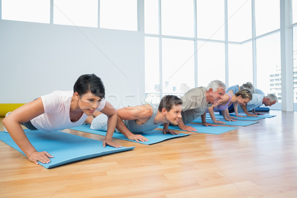 Csoport fekvőtámaszok csetepaté jóga osztály fitnessz Stock fotó © wavebreak_media