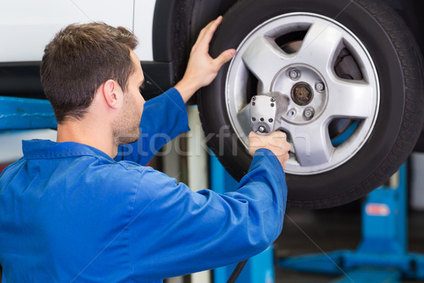 Foto stock: Mecánico · neumático · rueda · reparación · garaje · servicio