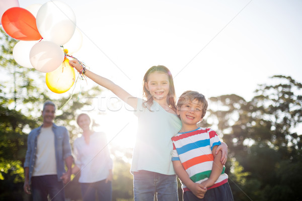 Foto d'archivio: Felice · fratelli · palloncini · parco