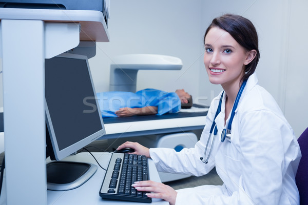 Lächelnd Arzt Stethoskop Radiographie Zimmer Krankenhaus Stock foto © wavebreak_media