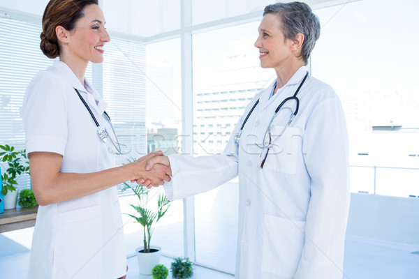 Souriant médicaux collègues serrer la main hôpital heureux [[stock_photo]] © wavebreak_media