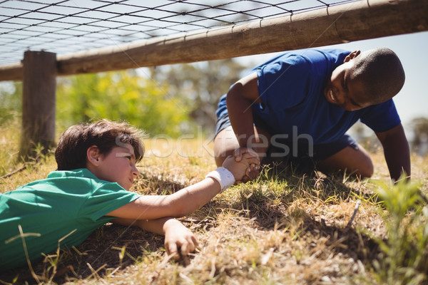 Nino ayudar amigo arranque campamento Foto stock © wavebreak_media