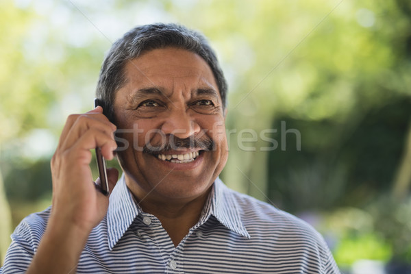 Glimlachend senior man praten mobiele telefoon veranda Stockfoto © wavebreak_media