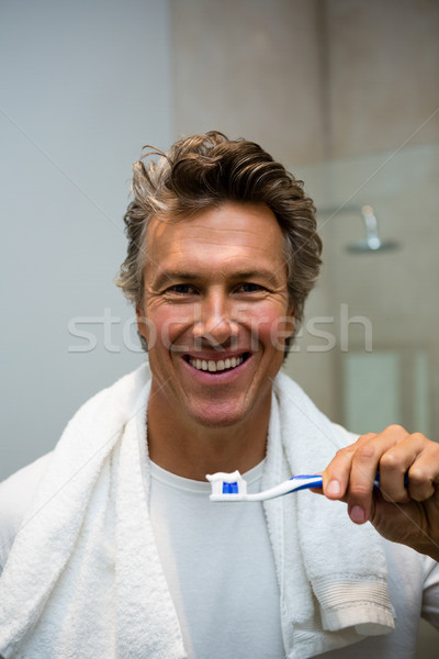 Homme brosse à dents dentifrice salle de bain portrait [[stock_photo]] © wavebreak_media