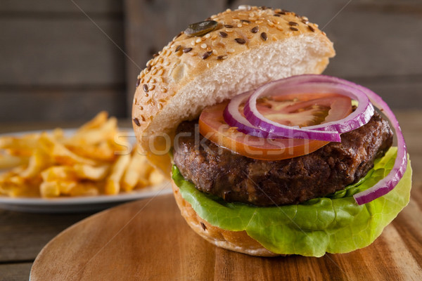 Foto stock: Hamburguesa · tabla · de · cortar · primer · plano · alimentos · madera · sándwich