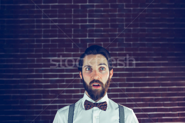 Foto stock: Confuso · homem · bonito · parede · de · tijolos · homem · estilo · de · vida