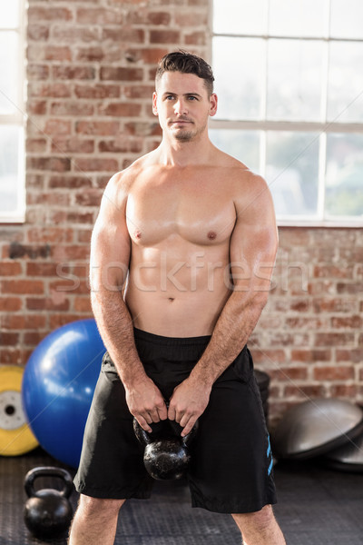 Muscular om kettlebells crossfit sală de gimnastică Imagine de stoc © wavebreak_media