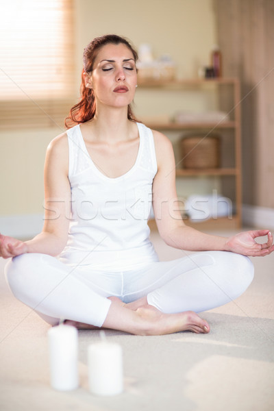 Stok fotoğraf: Tam · uzunlukta · kadın · meditasyon · zemin · gözleri · kapalı