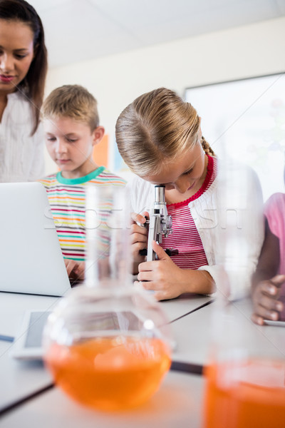 Guardando microscopio classe scienza desk ragazzo Foto d'archivio © wavebreak_media