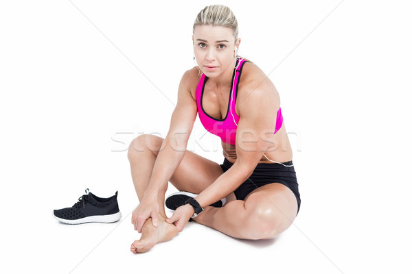 Femeie atlet şedinţei atingere glezna Imagine de stoc © wavebreak_media
