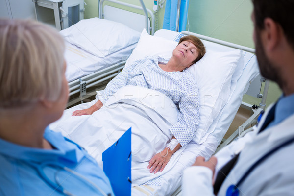 Orvos beszél idős beteg kórház szoba Stock fotó © wavebreak_media