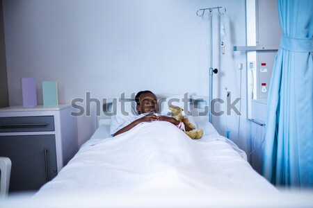 Pacient nas spital băiat bolnav pasă Imagine de stoc © wavebreak_media