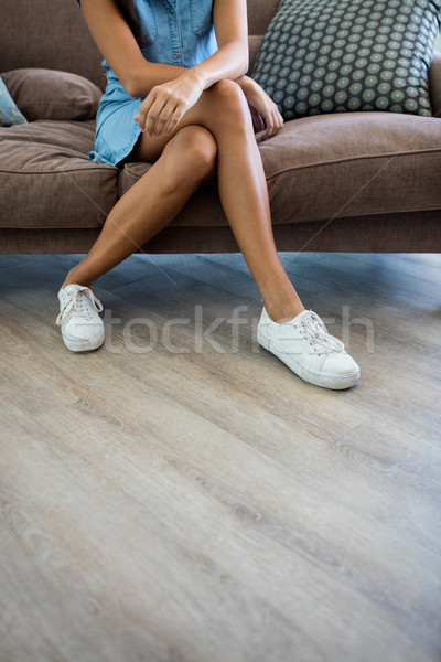 Mujer relajante sofá salón casa estilo de vida Foto stock © wavebreak_media