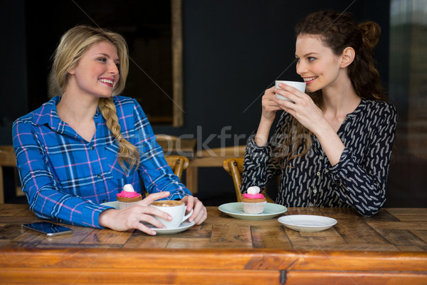 Gülen kadın arkadaşlar kahve konuşma Stok fotoğraf © wavebreak_media