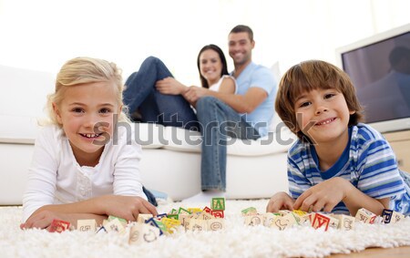 Foto stock: Alegre · irmãos · alimentação · batatas · fritas · desenho · família