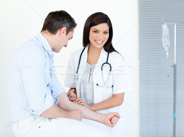 Sonriendo femenino médico inyección paciente Foto stock © wavebreak_media