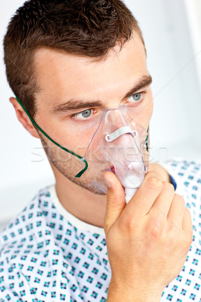 Sério masculino paciente máscara olhando lado Foto stock © wavebreak_media