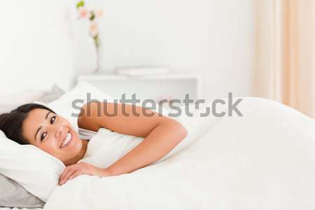 Relaxare femeie frumoasa pat dormitor casă faţă Imagine de stoc © wavebreak_media