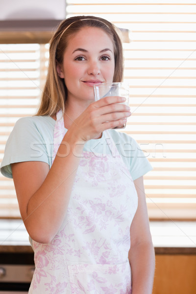 Portret femeie potabilă lapte bucătărie acasă Imagine de stoc © wavebreak_media