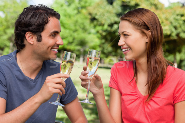 Foto stock: Dois · amigos · sorridente · veja · olhos