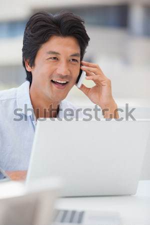 Portret zâmbitor lucrator de birou setul cu cască birou calculator Imagine de stoc © wavebreak_media