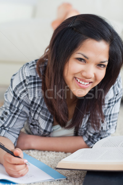 Stockfoto: Vrouw · glimlachen · vloer · notebook · woonkamer · school · venster