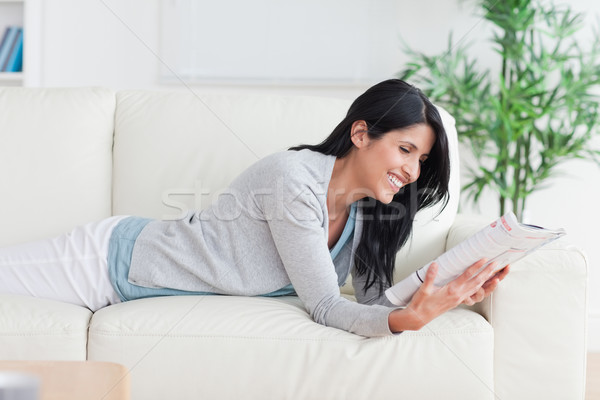 Сток-фото: женщину · чтение · журнала · диване · гостиной · книга