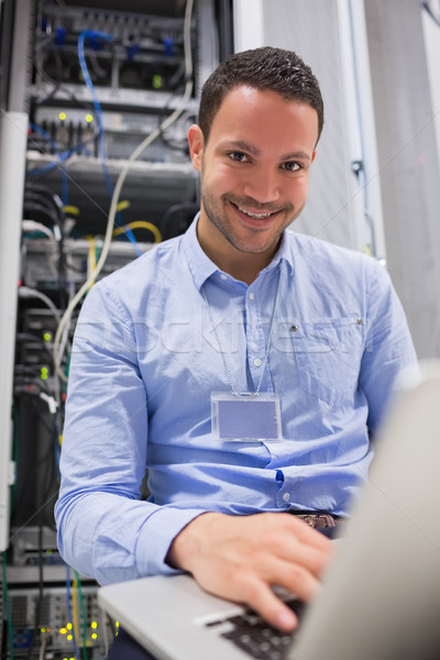 Sonriendo hombre de trabajo servidores portátil centro de datos Foto stock © wavebreak_media