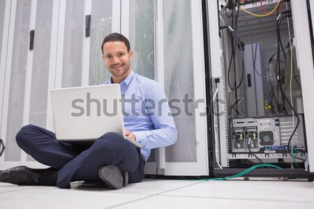 Stockfoto: Man · vergadering · vloer · laptop · naast · servers