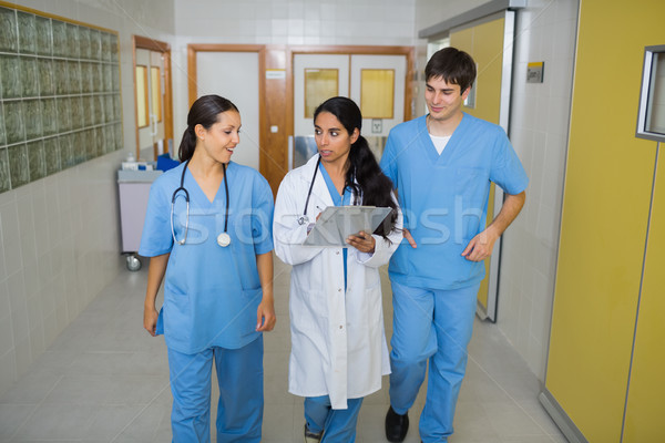 Médico caminando pasillo hospital salud Foto stock © wavebreak_media