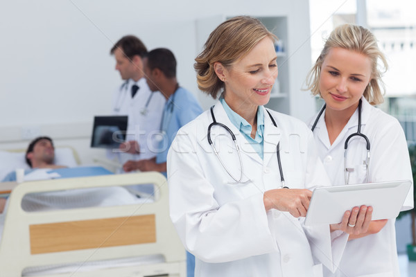 Stockfoto: Twee · vrouwen · artsen · naar · tablet · medische · team