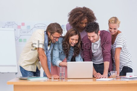ストックフォト: 創造 · チーム · 立って · デスク · ノートパソコン · 笑みを浮かべて