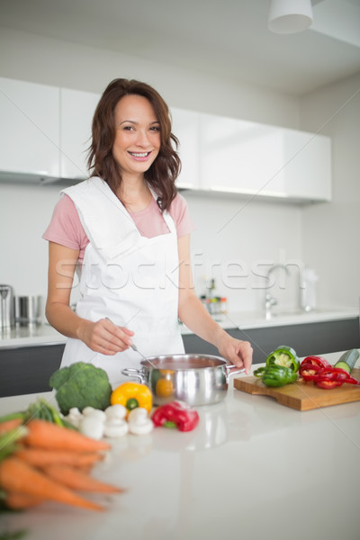 [[stock_photo]]: Portrait · femme · souriante · cuisine · souriant · jeune · femme