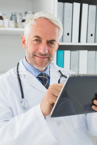 [[stock_photo]]: Médecin · de · sexe · masculin · numérique · comprimé · médicaux · bureau · portrait