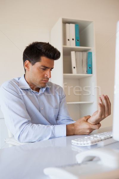 Geschäftsmann anfassen wund Handwurzel Büro Stock foto © wavebreak_media