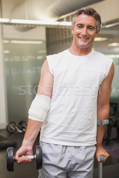 Sebesült férfi tart súlyzó súlyok szoba Stock fotó © wavebreak_media