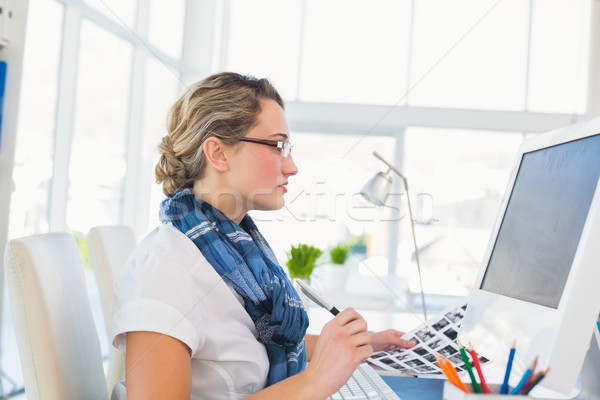 Stock foto: Konzentriert · jungen · Editor · arbeiten · Schreibtisch · Büro