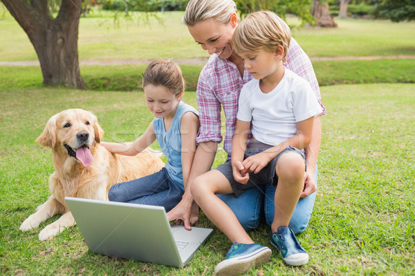 Glückliche Familie Hund mit Laptop Baum glücklich Stock foto © wavebreak_media