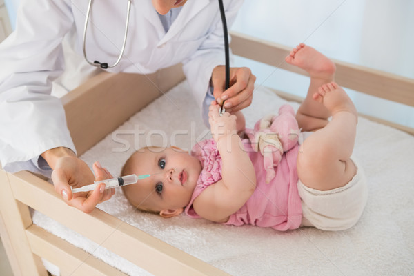 Gyönyörű kislány orvos tű otthon hálószoba Stock fotó © wavebreak_media