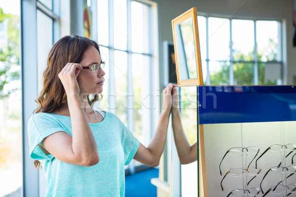 Mulher compras novo óculos feminino cliente Foto stock © wavebreak_media