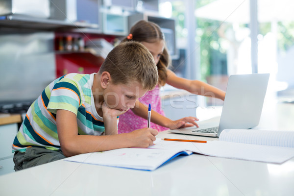 Stockfoto: Jongen · huiswerk · meisje · met · behulp · van · laptop · keuken · home