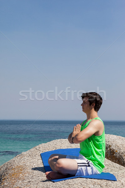 Stockfoto: Man · yoga · rock · kust · hemel