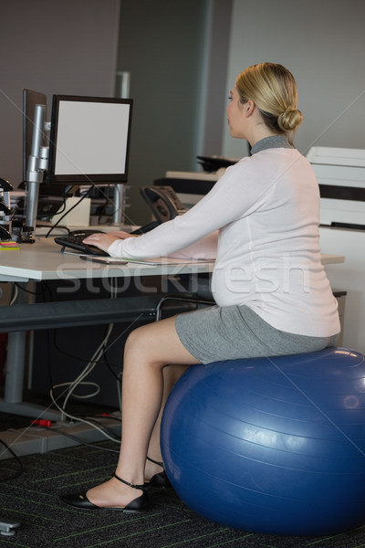 Foto stock: Mulher · grávida · sessão · fitness · bola · trabalhando · secretária