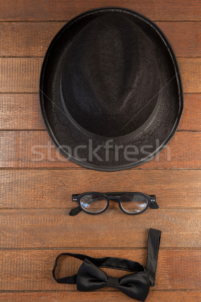 Kalap szemüveg csokornyakkendő asztal kilátás fa asztal Stock fotó © wavebreak_media