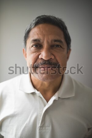 Stockfoto: Portret · ernstig · man · muur · senior · venster