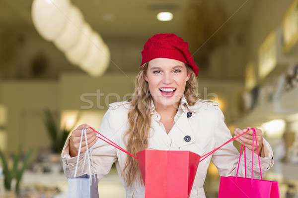 Mutlu gülümseyen kadın bakıyor çanta alışveriş merkezi kadın Stok fotoğraf © wavebreak_media