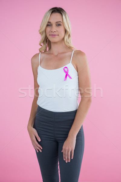 Portret fericit cancerul de san constientizare panglică Imagine de stoc © wavebreak_media